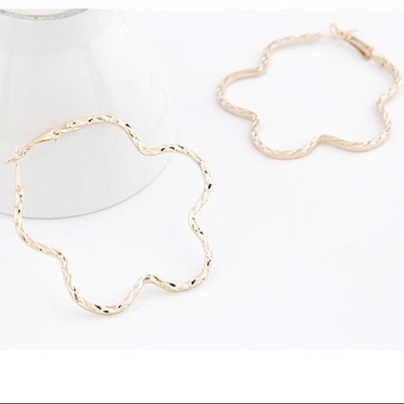 Flower Geometric Gold Twisted Hoop Earrings - Picture 4 of 6